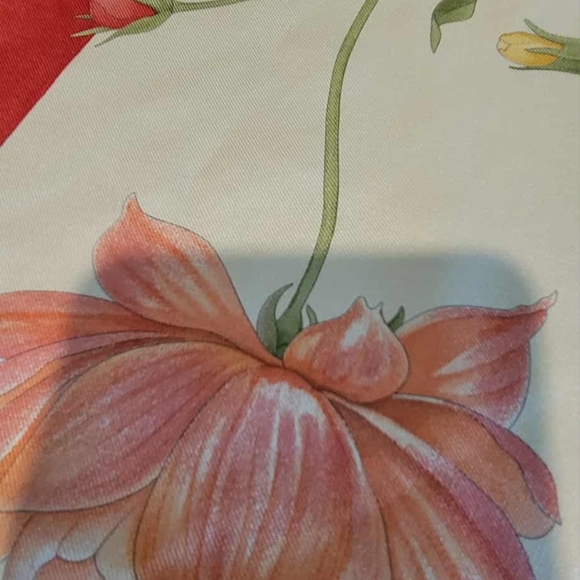 Salvatore Ferragamo Red and Cream Floral Scarf Made In Italy - Picture 11 of 16